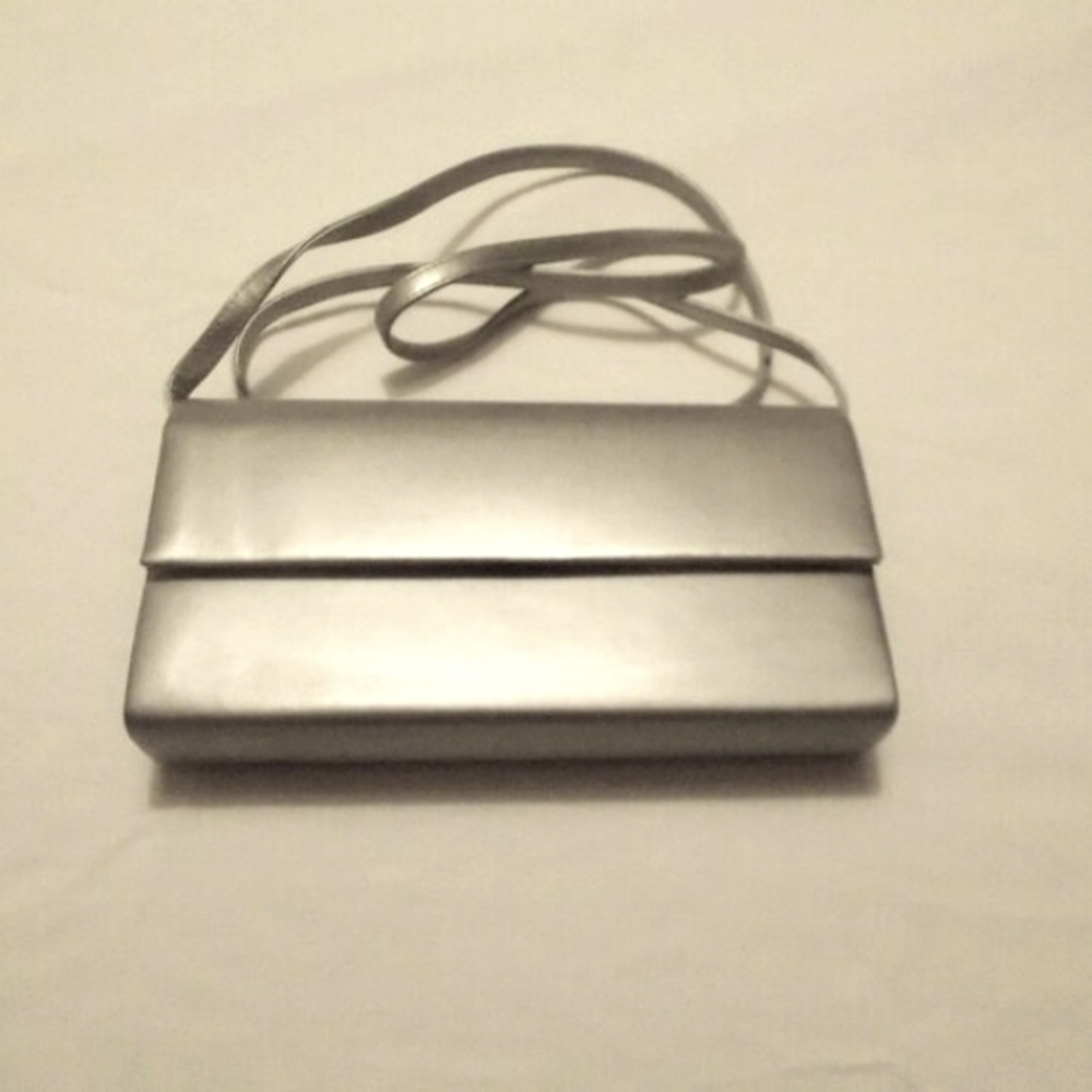 Silver clutch purse with strap in VGUC
